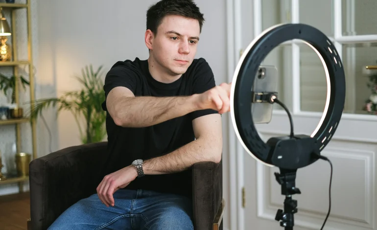 How People Are Making Extra Income Online in 2026 (Real Examples That Work)